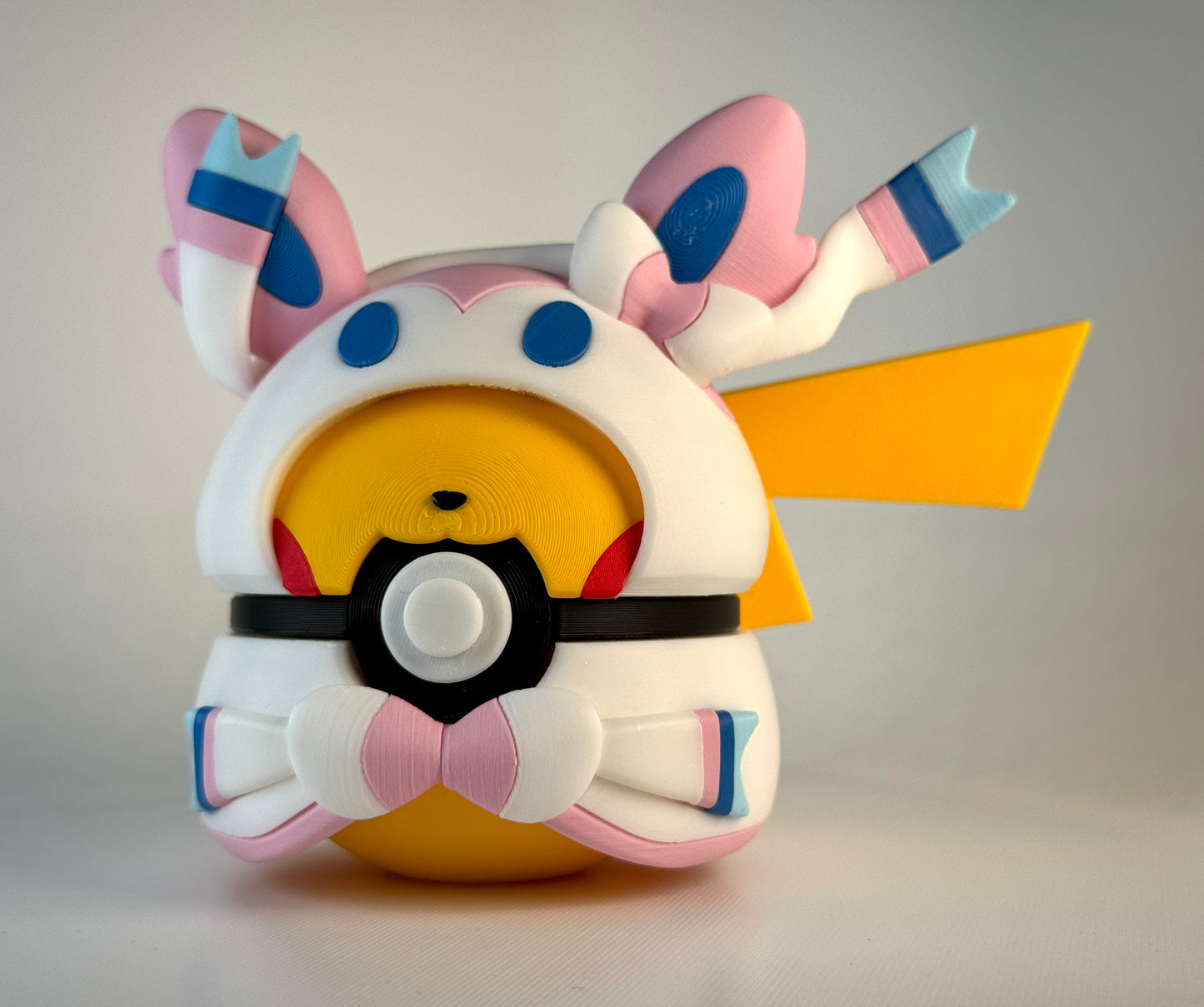 #0025 Pikachu Poncho Character Ball